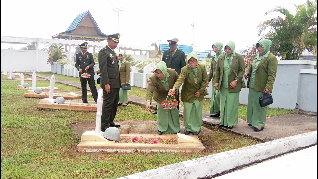 Dandim 0314 Inhil Bersama Keluarga Besar TNI Takziah ke Makam Pahlawan