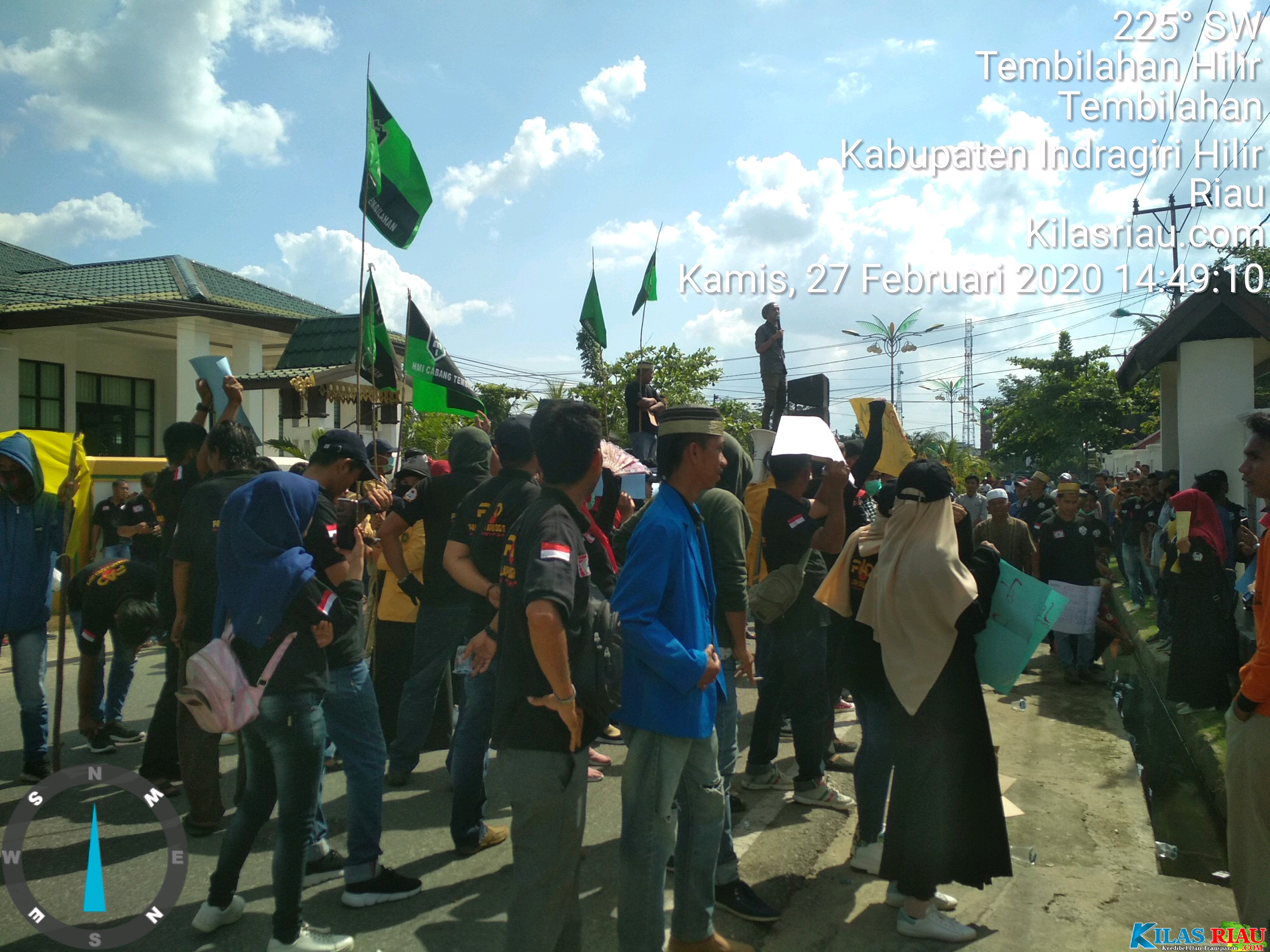 Peserta Aksi Kepung Kantor Pengadilan Negeri Tembilahan