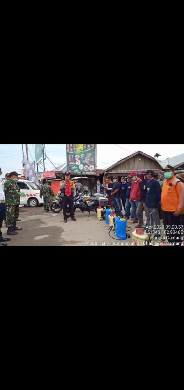 Cegah Covid-19, Bhabinkamtibmas Desa Sungi Gantang Giat Laksanakan Penyemprotan Disenfektan