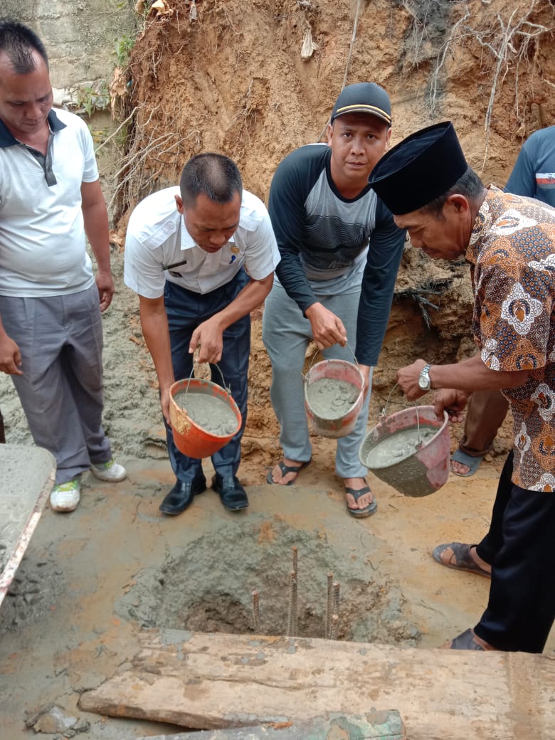 Warga Desa Keritang Hulu Bangun Jembatan dengan Biaya Swadaya