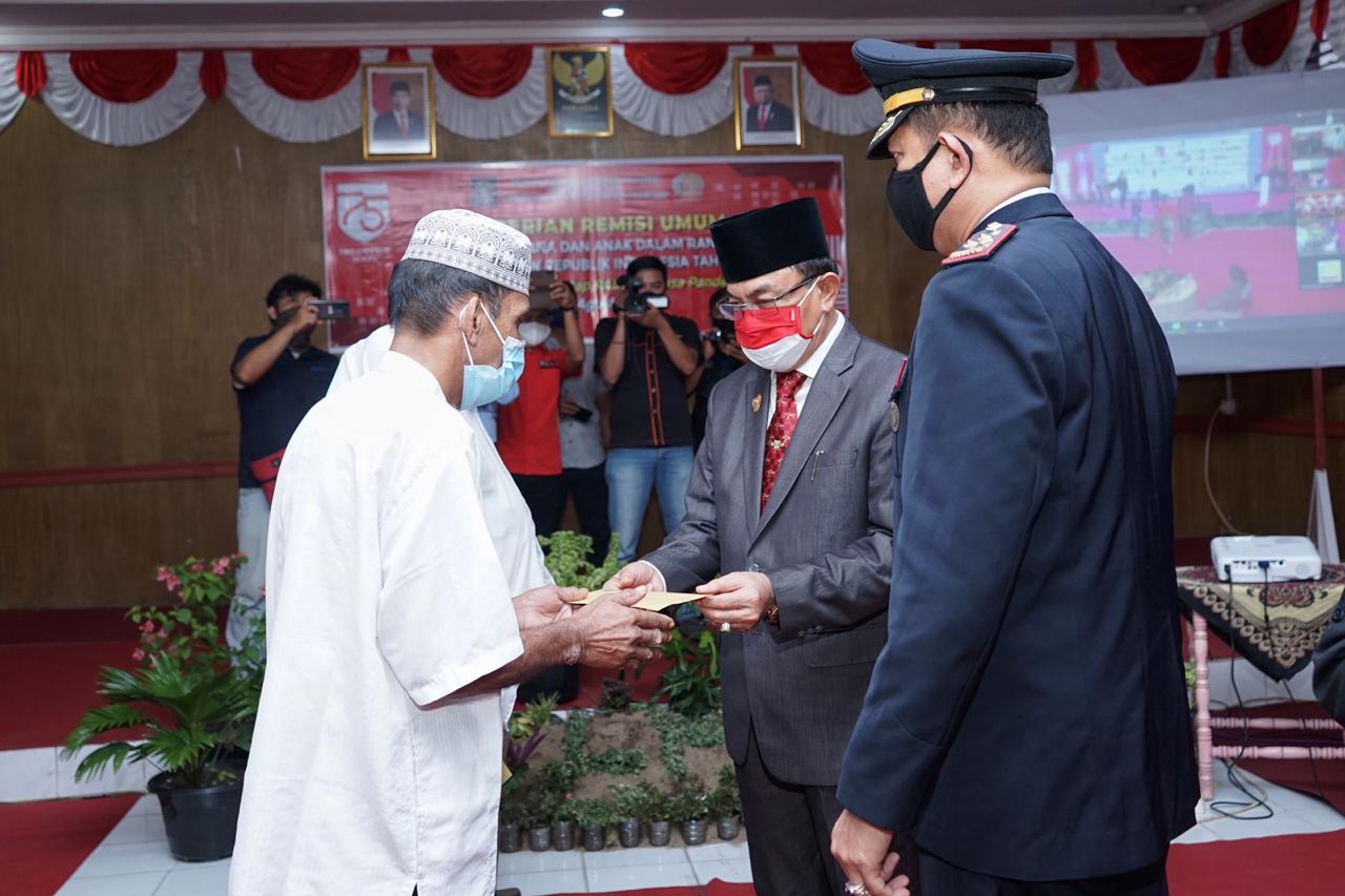 Hut RI ke 75, Lapas Kelas IIA Tembilahan Serahkan SK Remisi Secara Simbolis Kepada 424 Napi