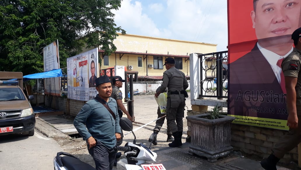 Banyak APK Tidak Sesuai Aturan, Bawaslu Inhil Turun Tertibkan