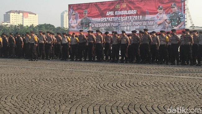 Polri-TNI Gelar Apel Bersama untuk Pengamanan Sidang Gugatan Pilpres di Monas