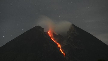 Muntahkan Lava Sejauh 500 Meter ke Arah Kali Gendol