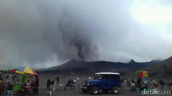 Gunung Bromo Sedang Erupsi, Para Wisatawan Asing Masih Antusias Datang
