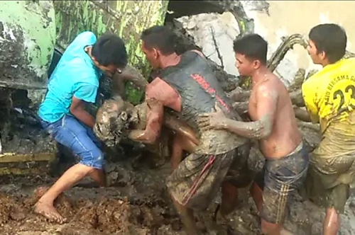 Mobil Nyebur ke Parit, Supir di Rohil Ini Berbalut Lumpur Saat Diselamatkan Warga