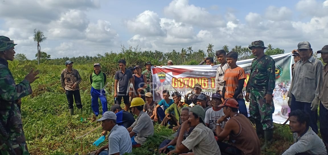 Danramil 11 Bersama Masyarakat Laksanakan Goro Semak Belukar Menuju Jalan Provinsi
