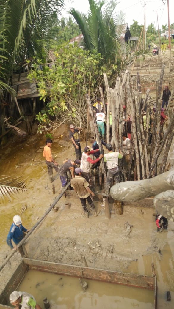 Koramil 07 Bersama Masyarakat Melaksanakan Goro Mengecor Jembatan