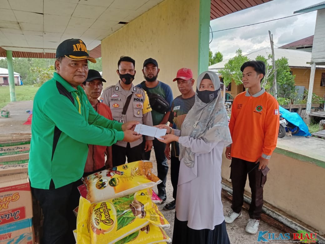 Lurah Khairiah Mandah Salurkan Sembako dan Pakaian Layak Guna Untuk Korban Kebakaran