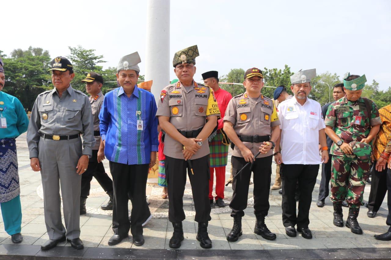 Bupati Inhil Bersama Kapolda Riau Bagikan 500 Sertifikat Tanah Gratis