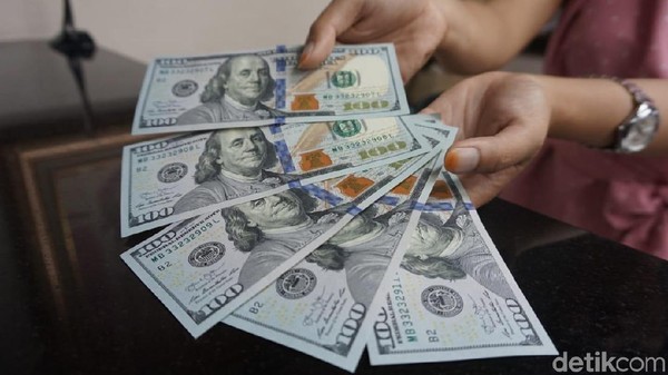 IHSG Loyo, Dolar AS Naik Tipis ke Level Rp 14.180