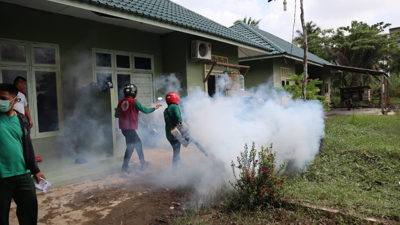 Kodim Inhil Bekerja Sama Dengan Dinkes Inhil laksanakan Fogging Diseluruh Kawasan Makodim