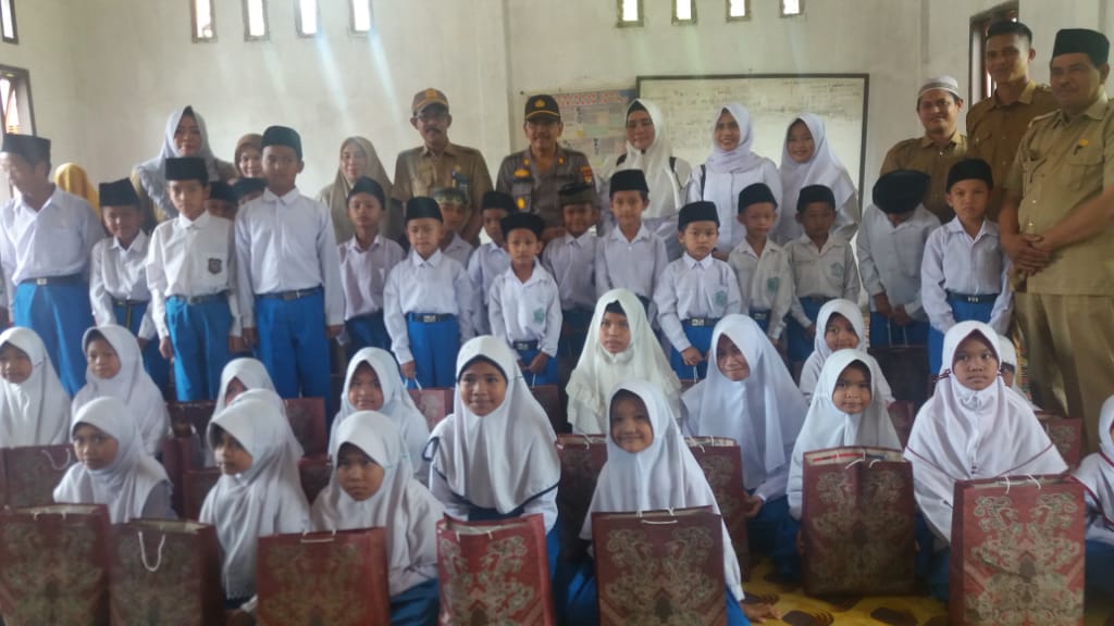 Bekerjasama Kapolsek Keritang Kesbangpol Inhil Beri Bantuan ke Anak Yatim di Madrasah Nurul Huda