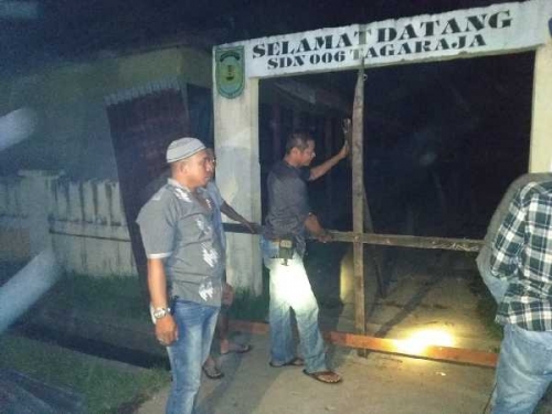 Akhirnya Anggota TNI Inhil Bongkar Pagar yang Tutup Jalur Masuk ke SDN 006 Guntung