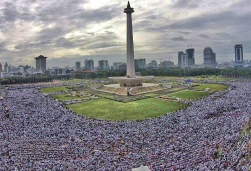 Ribuan Personil Gabungan Amankan Doa Bersama Yang dihadiri Lebih Dari Seratus Ribu Orang di Monas
