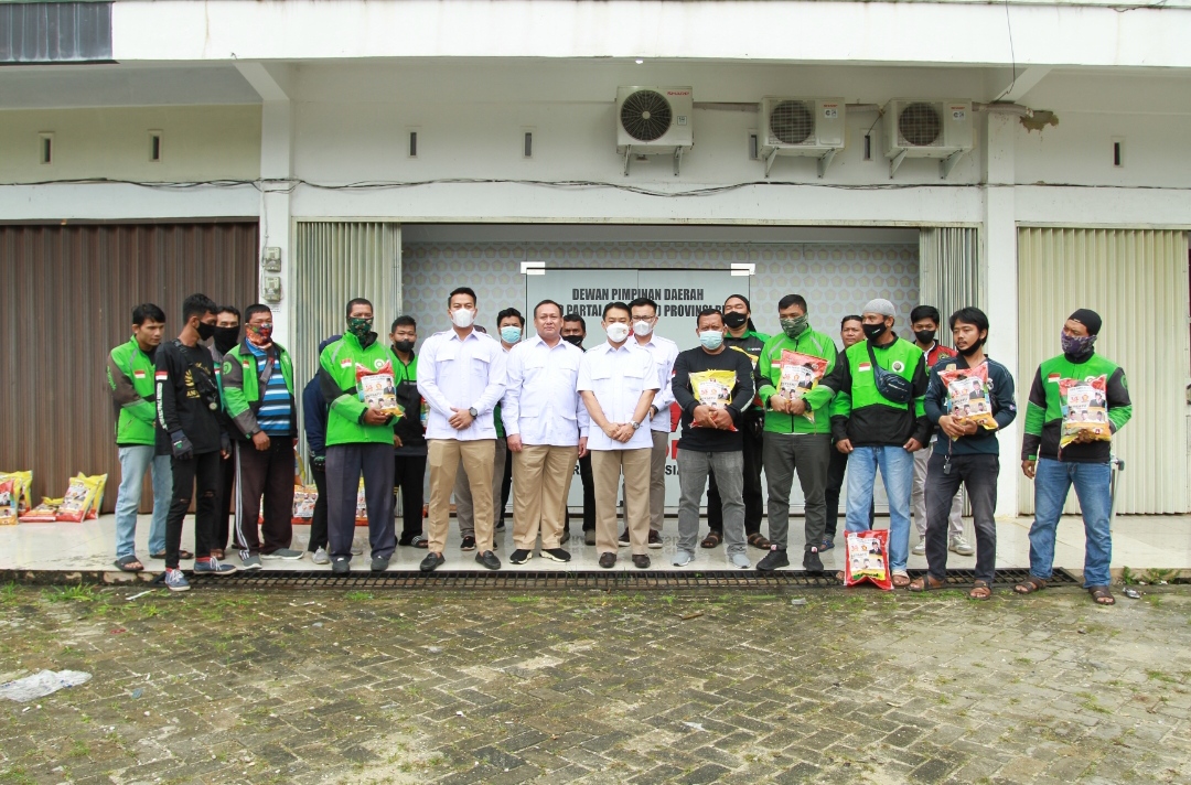 HUT Ke 14, DPD Gerindra Riau bagikan Sembako Untuk Komunitas Ojek Online dan Masyarakat