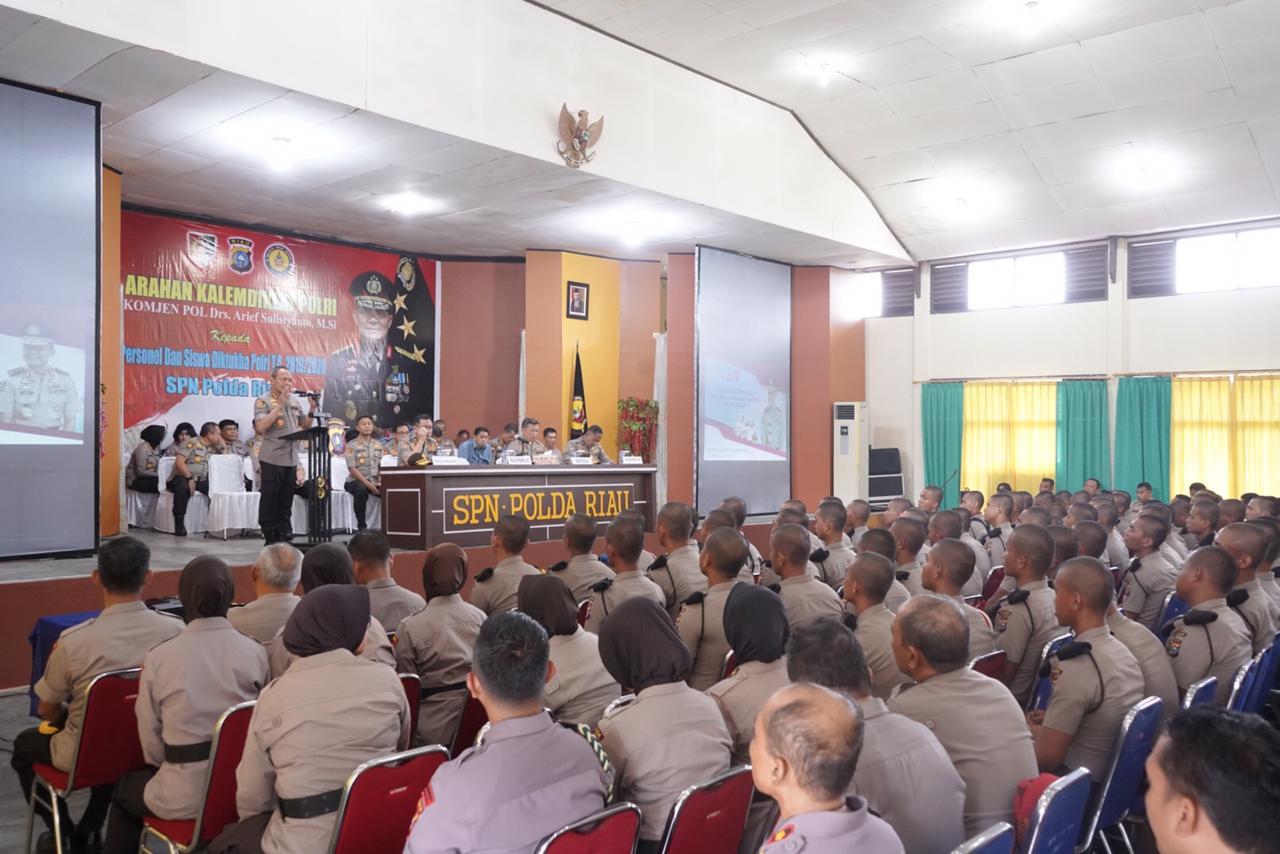 Komjen Arief Sulistyanto Beri Arahan ke 203 Siswa Bintara Polda Riau dan Personel