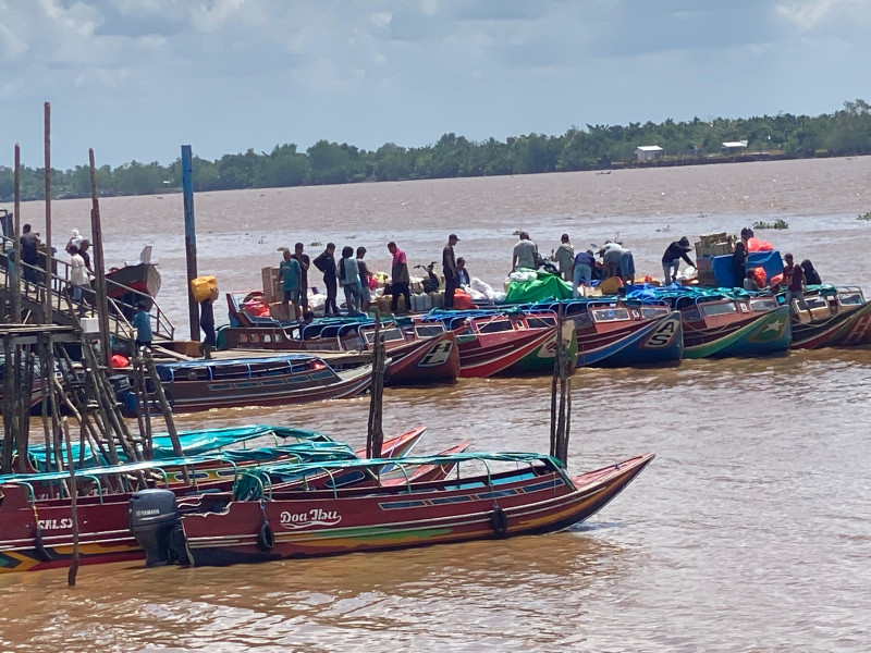 Pelabuhan Tembilahan Ramai Dipadati Warga Luar Daerah yang Kembali Bekerja Menggunakan Speedboat di Hari Kedua Ramadhan