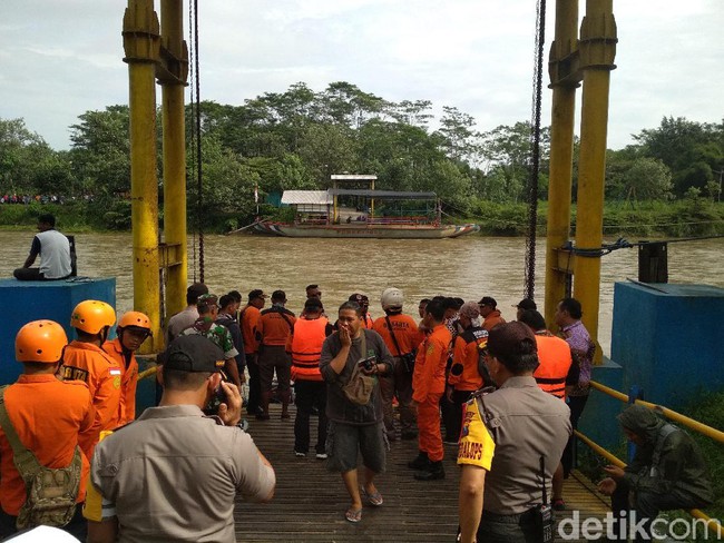 Tragedi Naas Mobil Tercebur ke Sungai Brantas Tewaskan Warga Surabaya