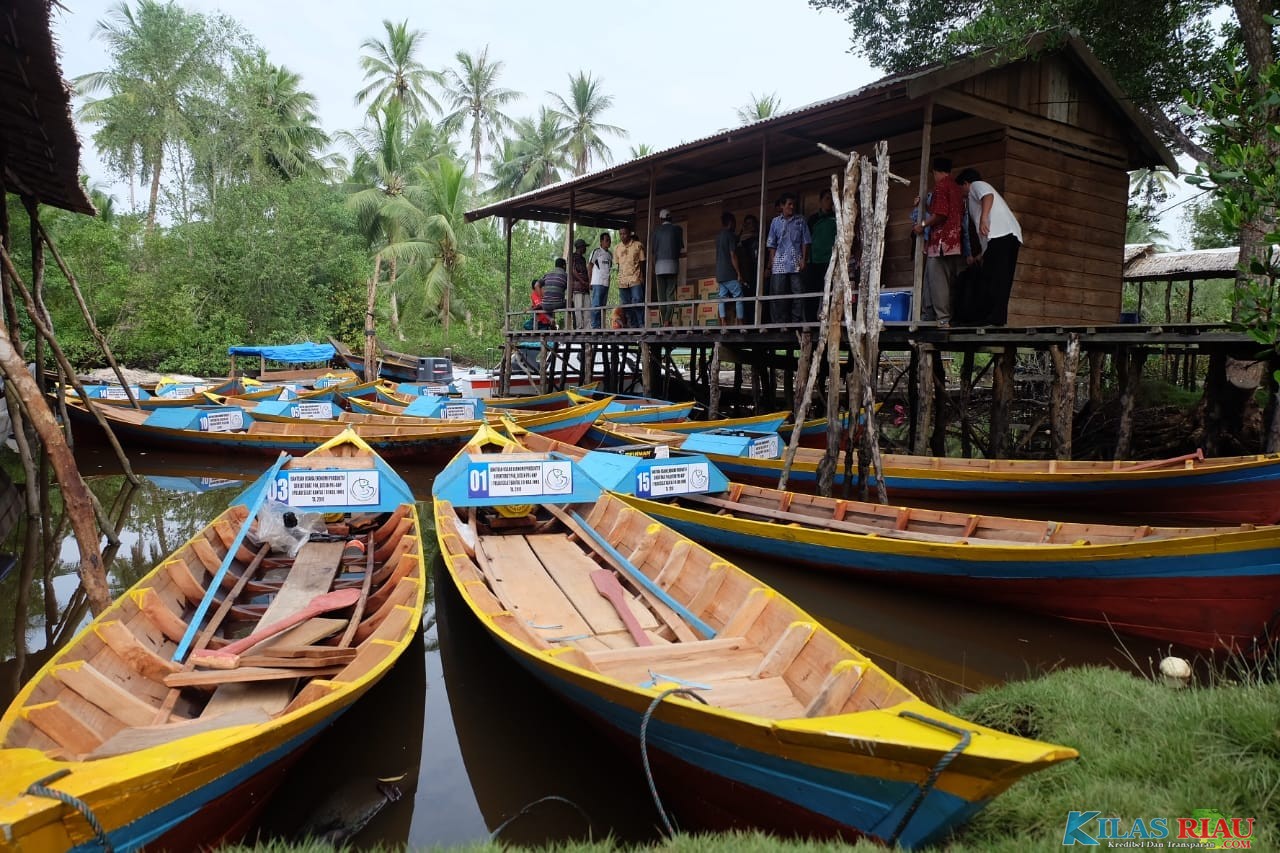 Salurkan Bantuan 15 Unit Perahu Motor dan Alat Tangkap Ikan, Sekda Inhil : Kita Patut Bersyukur