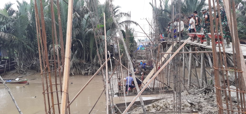 Pembangunan Jembatan Beton Desa Seberang Sanglar TMMD ke-106 Kodim 0314/Inhil Sudah 25%