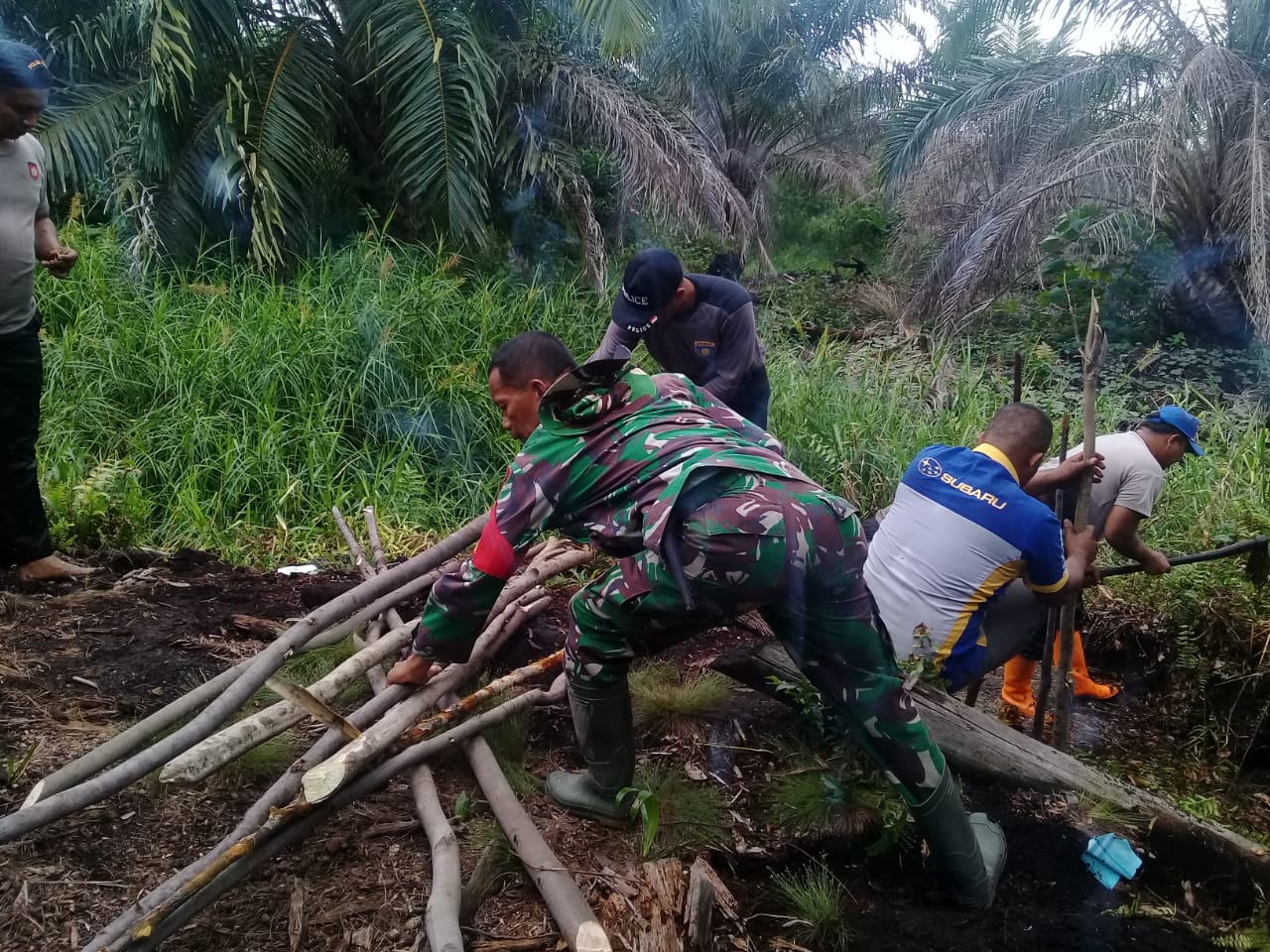 Koramil 09 Bersama Polsek Keritang Inisiatif Buat Kanal Blocking