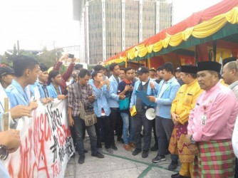 Ratusan Mahasiswa Sindir Tema 