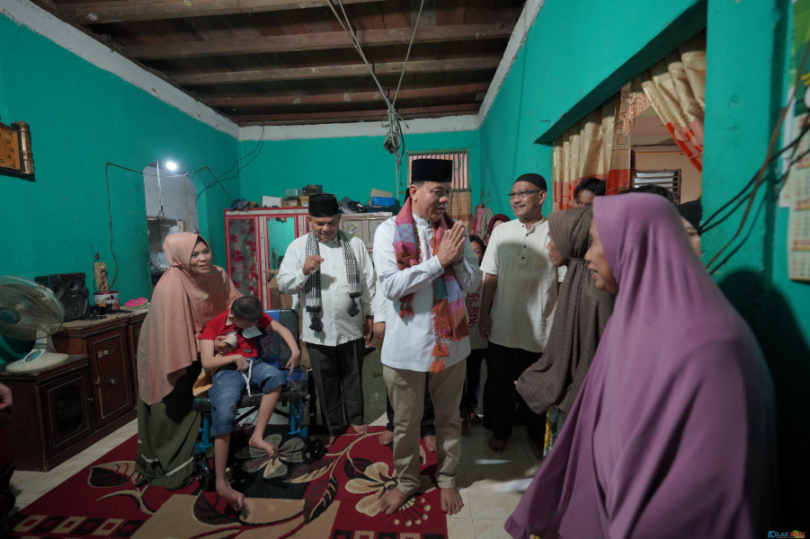 Sambangi Warga Yang Lumpuh, Bupati Suhardiman Blusukan Usai Safari Ramadhan di Koto Taluk