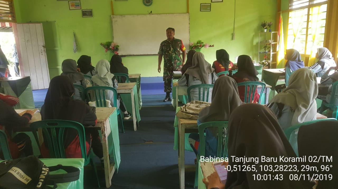 Babinsa Koramil 02/TM Taja Wasbang di SMA N 1 Tanah Merah