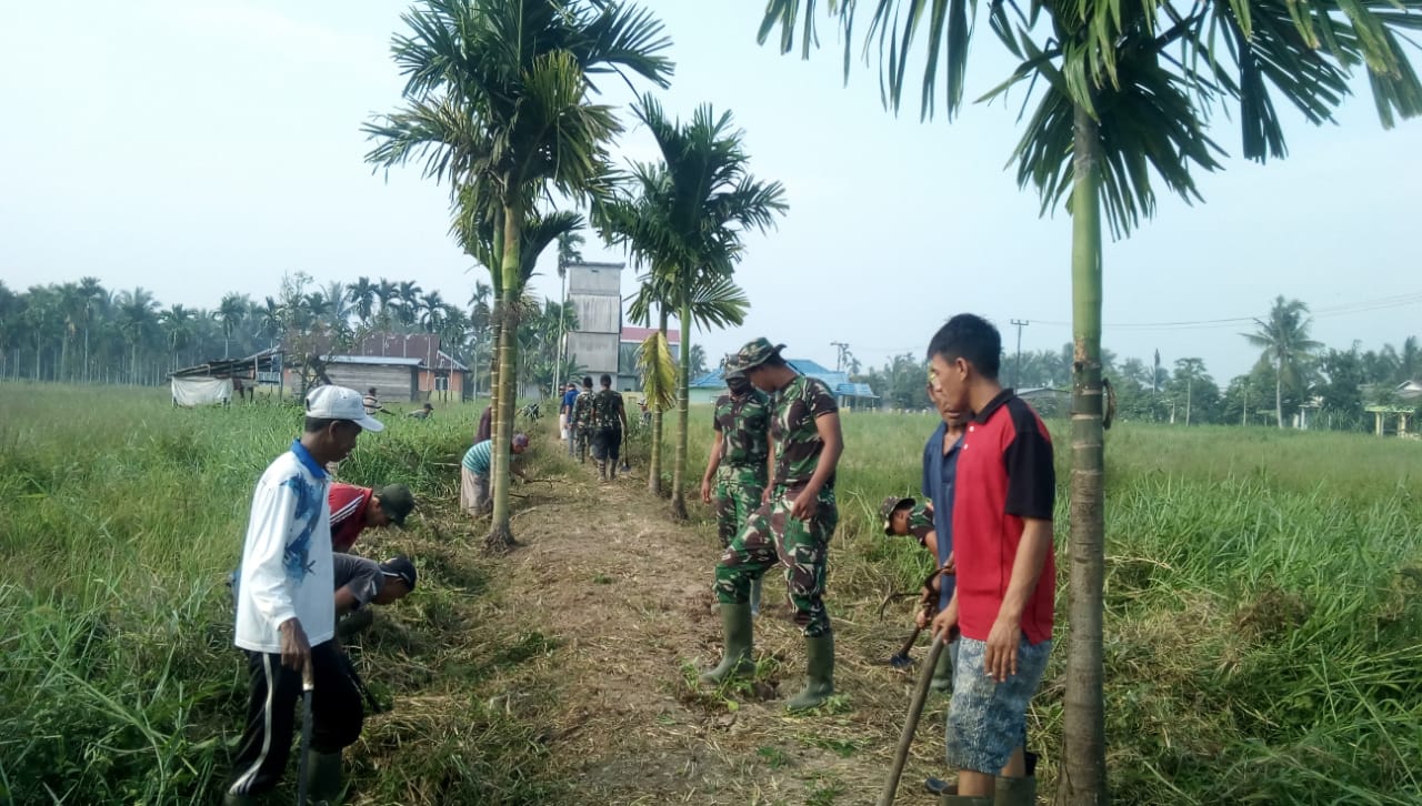 Masyarakat RT 02/ RW 05 Desa Sanglar Bersa TMMD ke 106 Laksanakan Goro