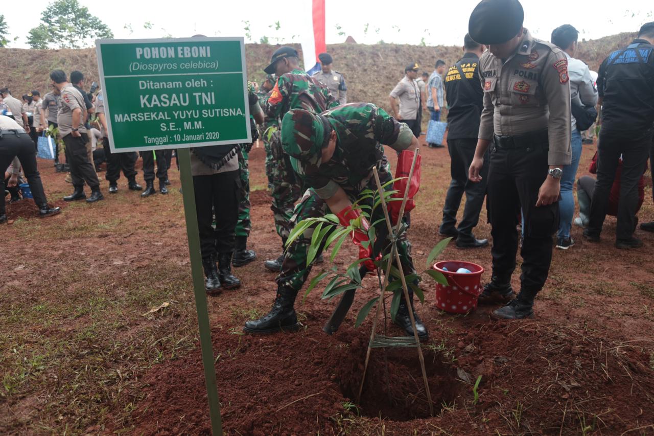 Panglima TNI, Kapolri dan Kepala BNPB Tanam 2020 Pohon