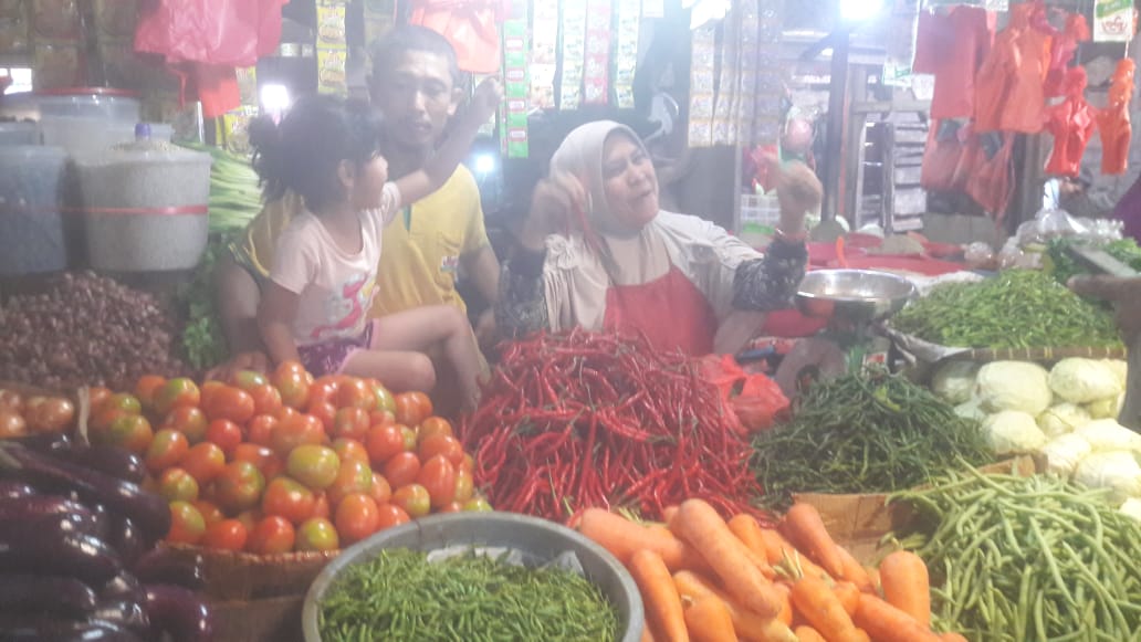 Harga Kelapa di Inhil Anjlok, Pedagang Sayur Curhat Pembeli Sepi Suasana Pasar Seperti Kuburan