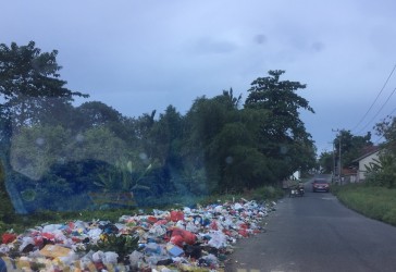 Sampah Masih Menumpuk Di jalan Indra Puri Hingga Siang