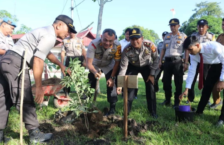 Guna Jaga Lingkungan Hidup, Polres Inhil Lakukan Penanaman Pohon