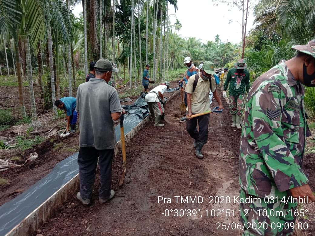 Keharmonisan Satgas Pra TMMD Bersama Warga di Sela-sela Istirahat Goro