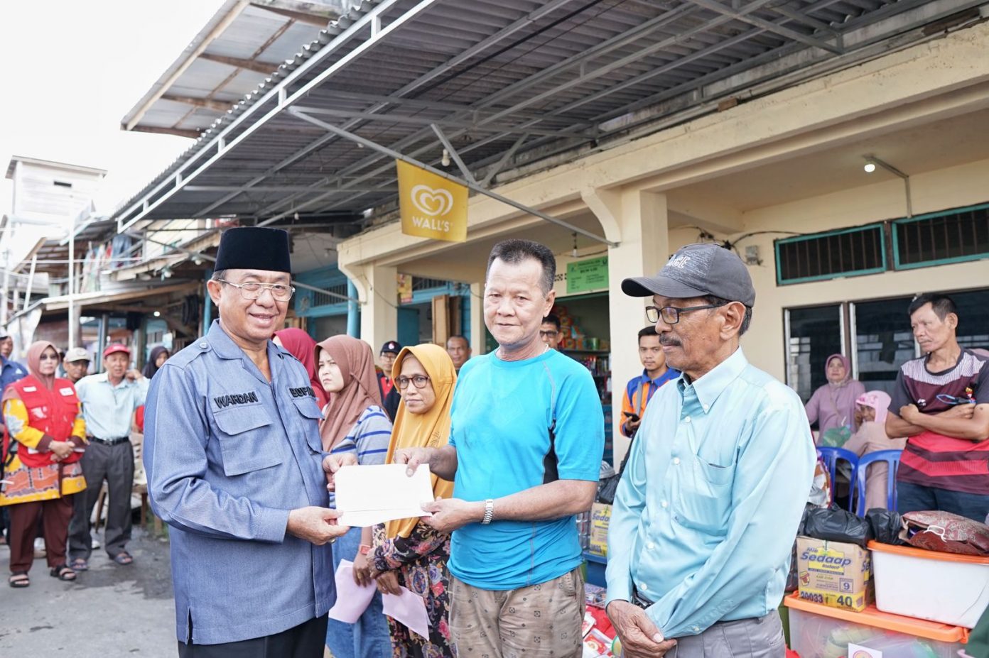 Bupati Inhil Tinjau dan Serahkan Bantuan Kepada Korban Tanah Longsor di Kuala Enok