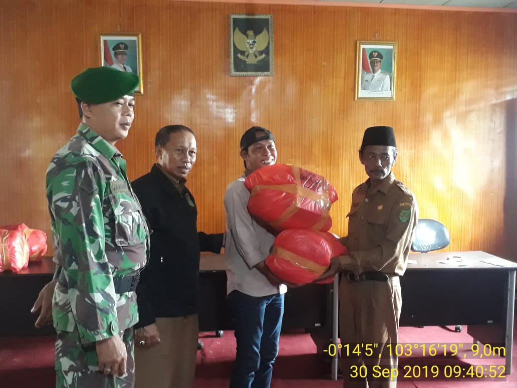 Babinsa Kelurahan Sungai Piring Melaksanakan Penyerahan Logistik  dan Pengawalan Pilkades