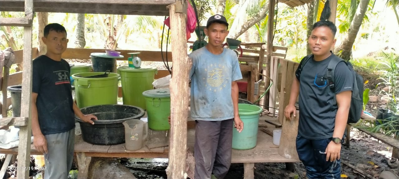 Pria Inovatif Manfaatkan Limbah Kelapa Menjadi Pakan Ikan
