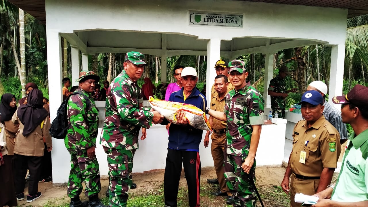 Kodim 0314 Inhil Sambut Hari Pahlawan Nasional dengan Laksanakan Takziah dan Penyerahan Tali Asih