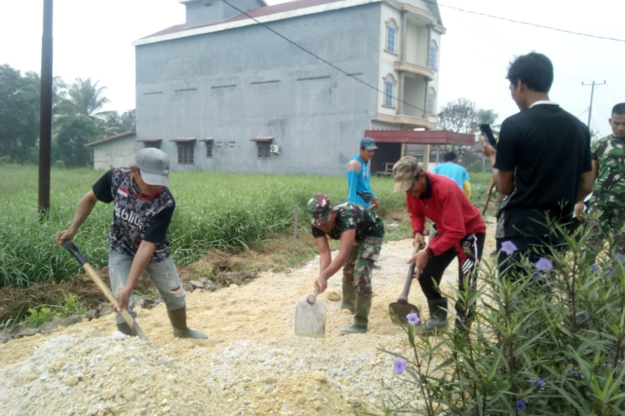 Masyarakat dan TNI 0314 Inhil TMMD Terlihat  Hangat Bersenda Gurau