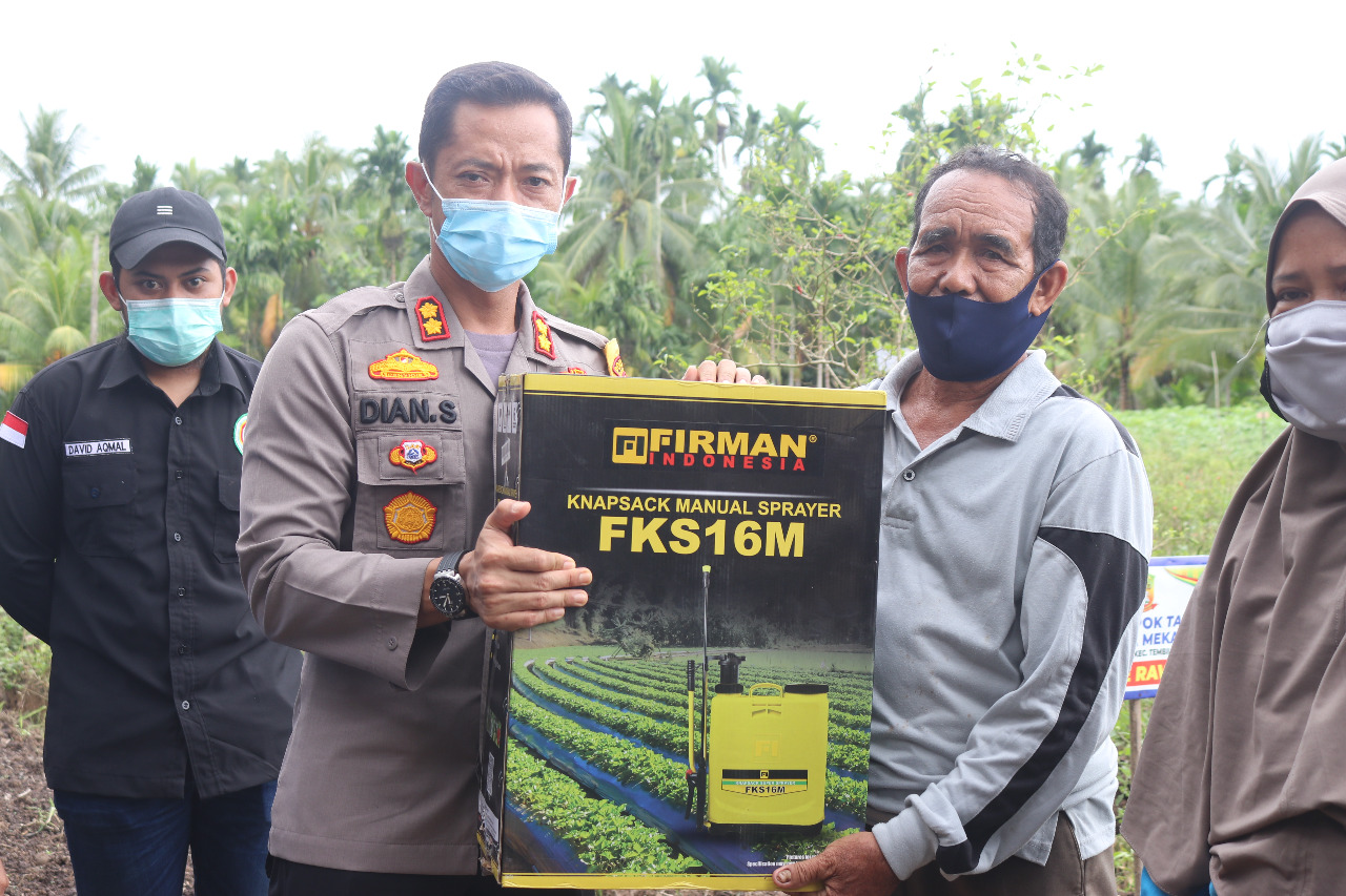 Kelompok Tani di Kampung Tangguh Terima Bantuan dari Polres Inhil