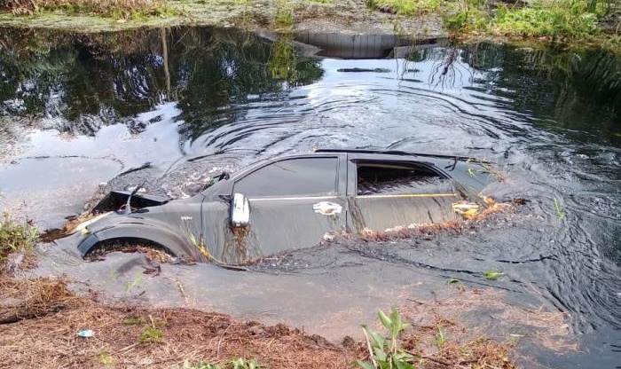 Satu Penumpang Meninggal Dunia Akibat Mobil Berisi Satu Keluarga Terjun ke Kanal