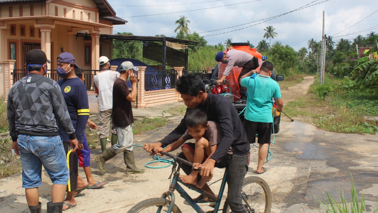 Tidak Mengenal Lelah Tim Gugus Kodim, Polres lnhil dan Beberapa Organisasi Lakukan Penyemprotan