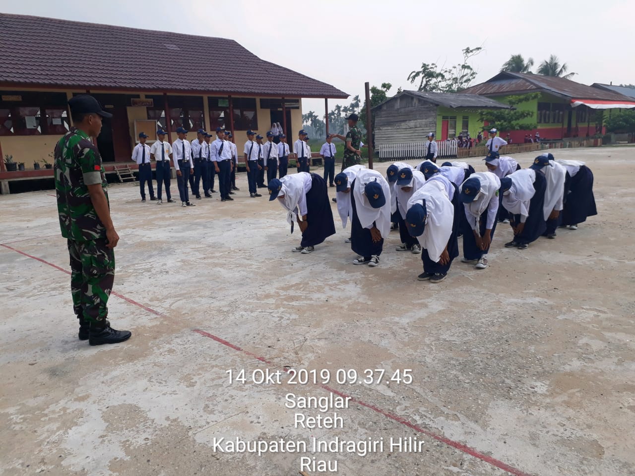TMMD ke- 106 Kodim 0314 Inhil Laksanakan Latih PBB Kepada Siswa SMP Desa Seberang Sanglar