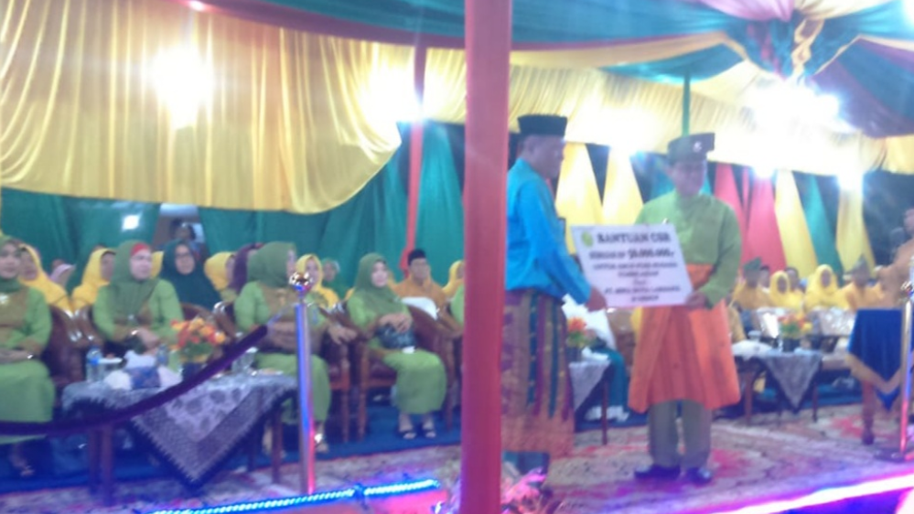 Bupati Inhil Terima Bantuan 500 Alquran dan Rp50 Juta dari APP-Sinarmas Forestry-PT BDL