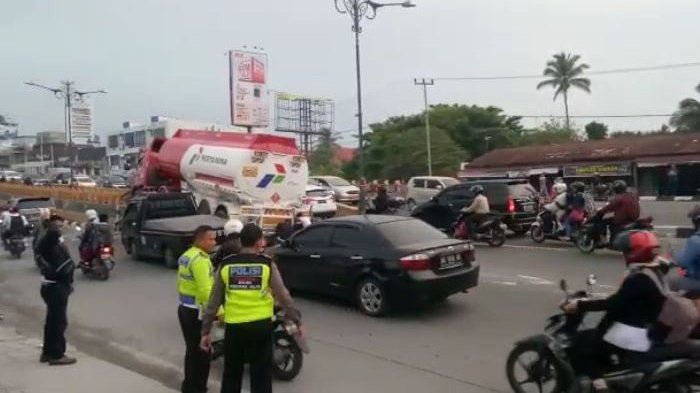 Menghindari Tabrakan Mobil Pertamina Tabrak Flyover Pekanbaru