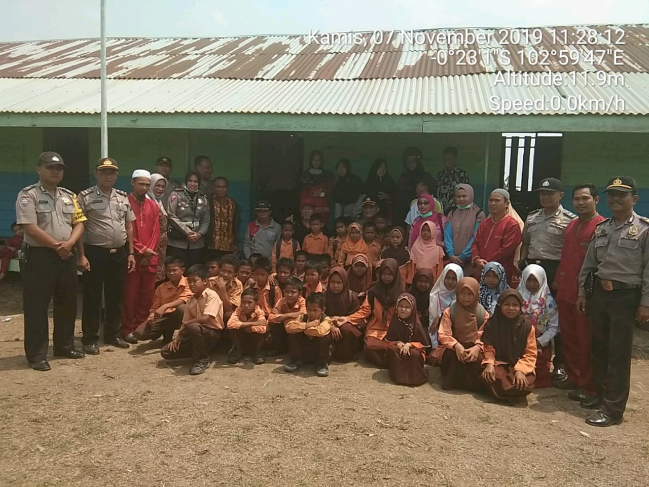Kapolres Berkunjung Dan Bercengkrama Bersama Murid SD 021 Marjinal Desa Kuala Sebatu