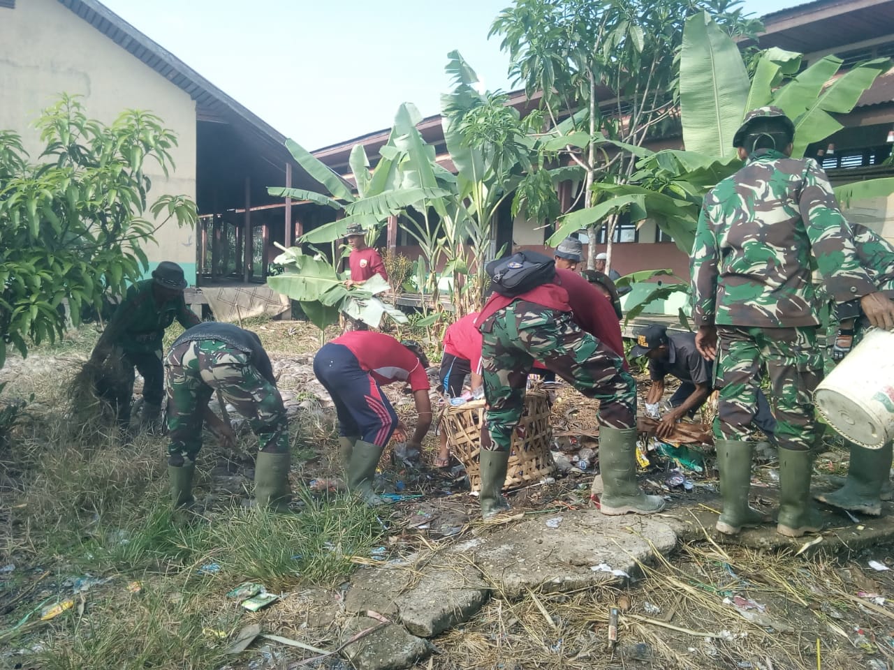 TMMD ke 106 Bersama Masyarakat Lakukan Bansos di SMP 3 Reteh