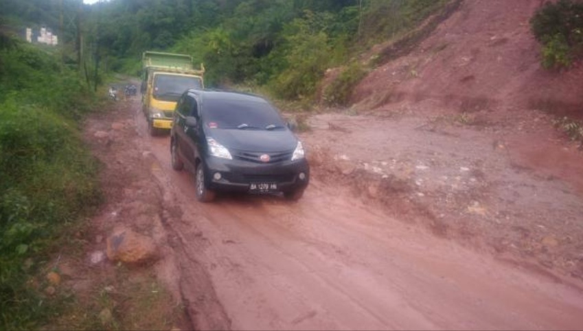 Terjadi Longsor, Jalan Lintas Riau-Sumbar Buka Tutup