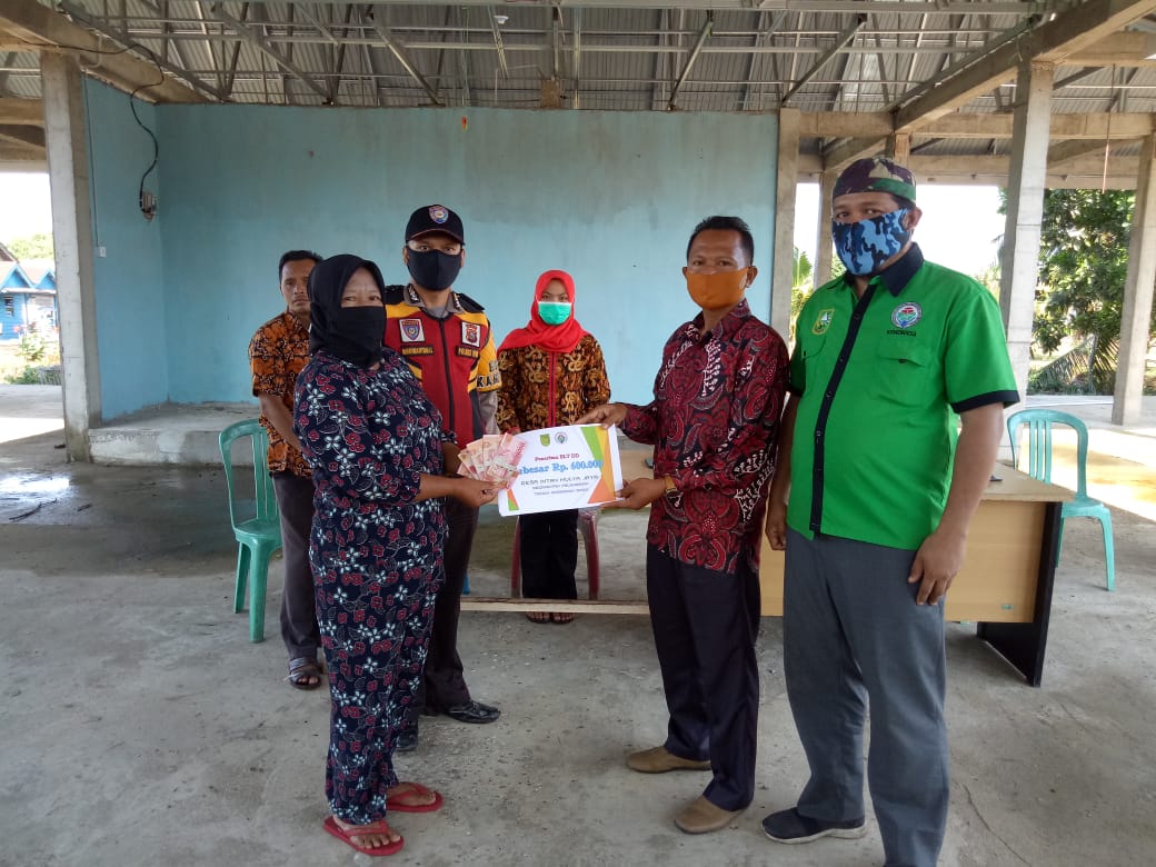 Desa Intan Mulia Jaya Salurkan BLT Tahap Pertama Untuk Masyarakat Terdampak Covid-19